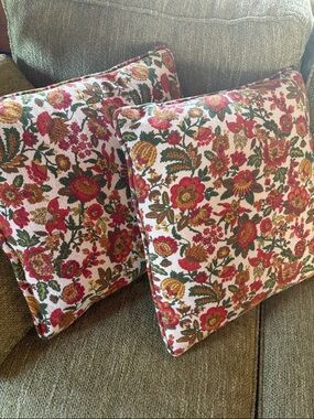 Floral Toss Pillow Pair in Red and Green - Home Accents 18x18 zipper
